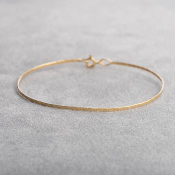 Bracelet femme ovale rigide grunge en or 18 carats.