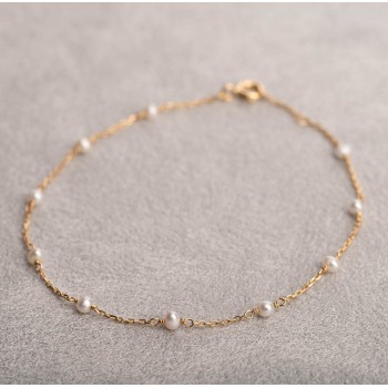 Bracelet femme orné de perle d'eau douce en or 18 carats.