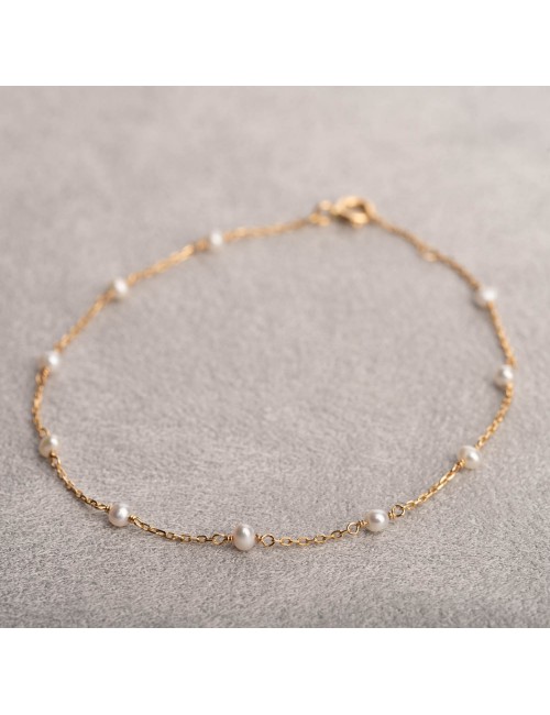 Bracelet femme orné de perle d'eau douce en or 18 carats.