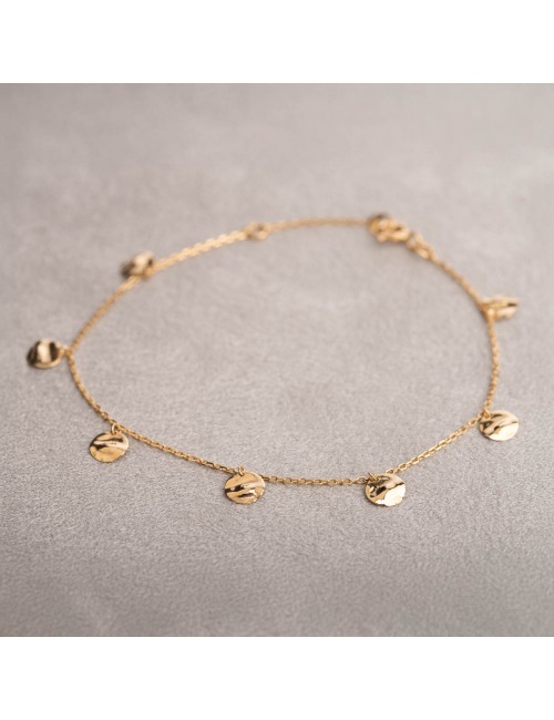 Bracelet femme orné de sept ronds froissés en breloque en or 18 carats.