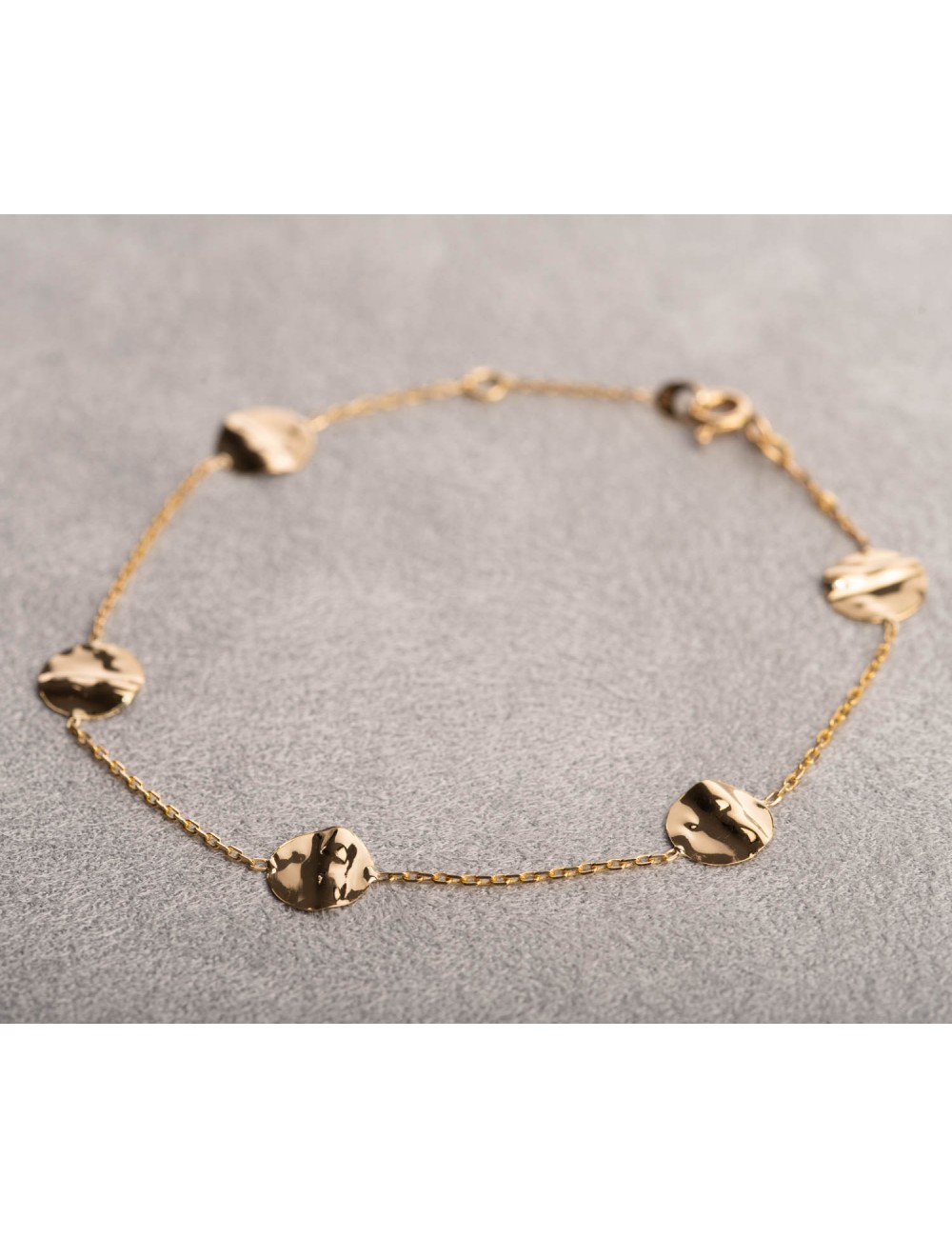 Bracelet femme orné de cinq ronds froissés en or 18 carats.