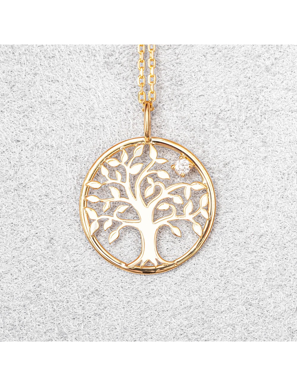Pendentif arbre de vie sertie d'un diamant 0,03 carats en or jaune 18 carats.