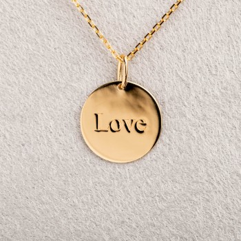 Pendentif LOVE en or 18 carats.