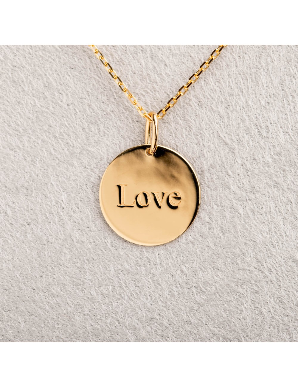 Pendentif LOVE en or 18 carats.
